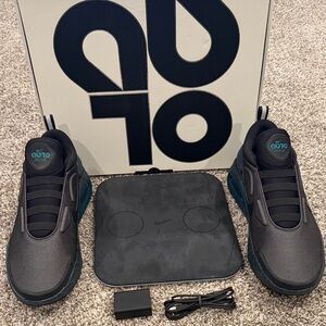 Nike Adapt Auto Max in Black and Teal